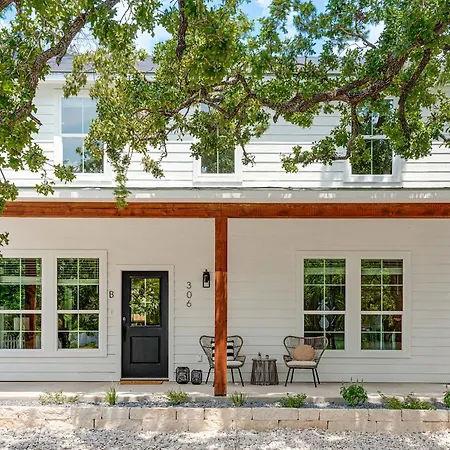 Luxury Escape At The Noir: 3Br, Hot Tub, & Steps From Main St! Villa